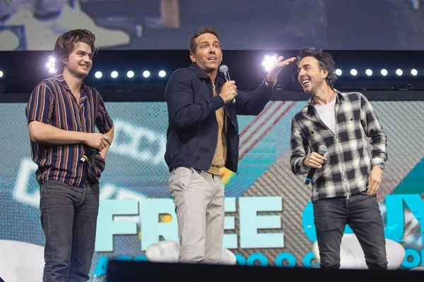 Vídeo: barreira despenca e Ryan Reynolds leva tombo na CCXP19