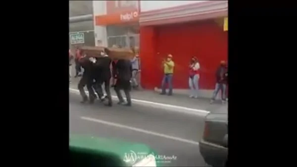 Meme do caixão reforça isolamento