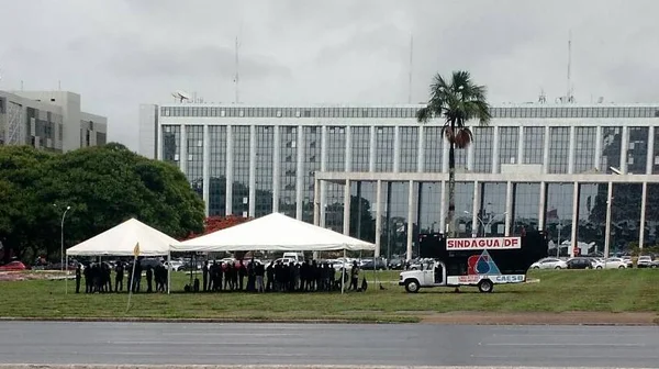 Metroviários fazem “campana” em frente ao Palácio do Buriti