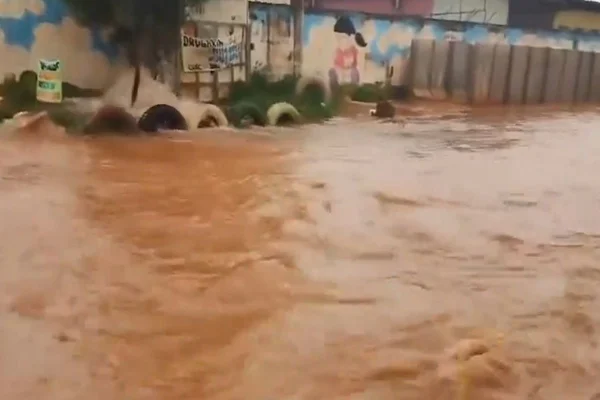 Vídeo: temporal alaga ruas e causa estragos no DF nesta quinta