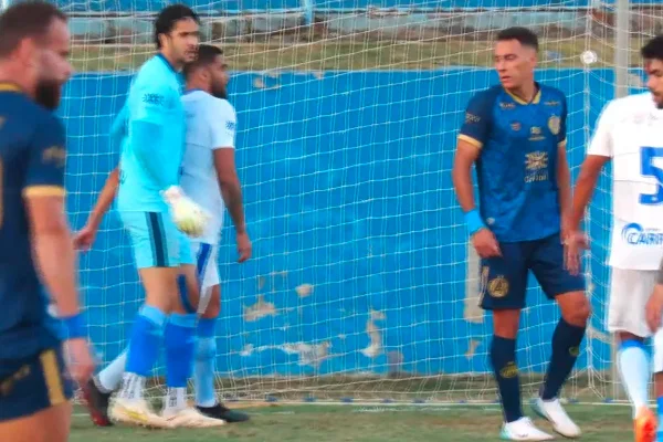 Jogadores de Goiatuba e Aparecidense durante jogo pela Série D