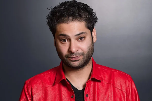 Foto colorida de comediante Kabir Kabeezy Singh - Metrópoles