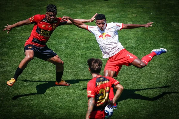 Imagem colorida do duelo entre Bragantino x Sport- Metrópoles