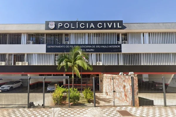 Imagem colorida de delegacia do interior em Bauru. Metrópoles