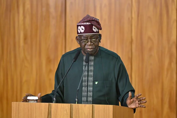 Foto colorida de Bola Ahmed Tinubu, presidente Nigéria - Metrópoles