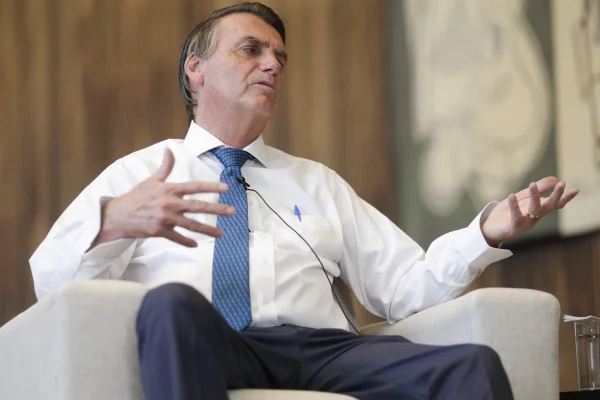 Presidente é Bolsonaro entrevistado pela jornalista Lilian Tahan, do portal Metrópoles. Ambos estão sentado em salão amplo do palácio da Alvorada e o presidente fala gesticulando - Metrópoles