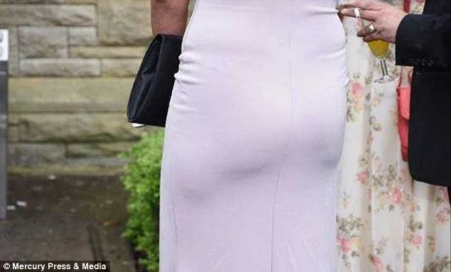 O casal do Reino Unido está processando o fotógrafo que tirou várias fotos de bundas e seios na cerimônia O casal do Reino Unido está processando o fotógrafo que tirou várias fotos de bundas e seios na cerimônia