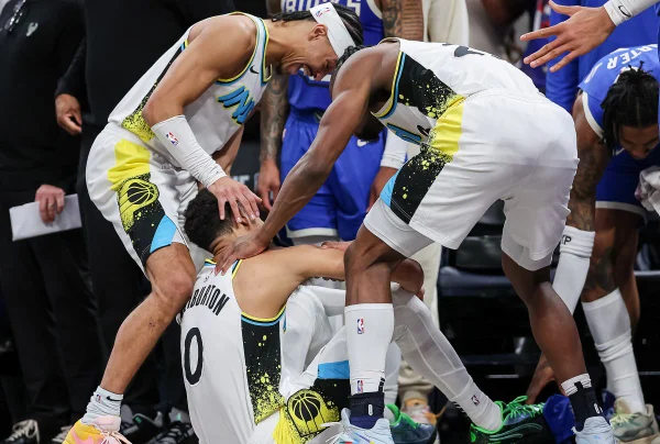 Imagem colorida dos jogadores do Pacers comemorando - Metrópoles