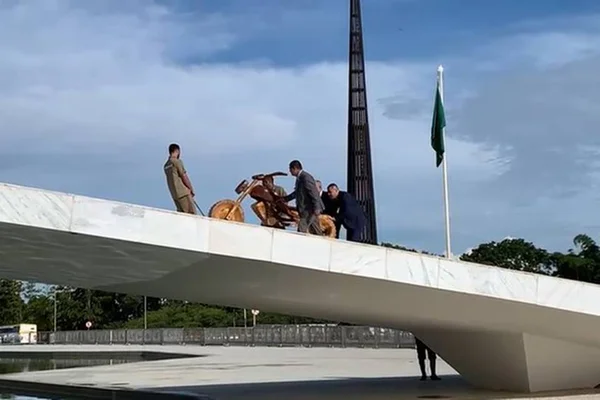 “Harley mito” de madeira sobe a rampa do Palácio do Planalto. Veja