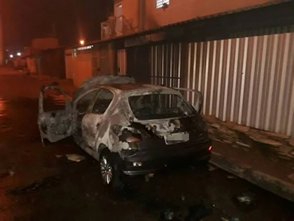 Vídeo: motivado por ciúmes, homem põe fogo em carro de namorada na Asa Sul