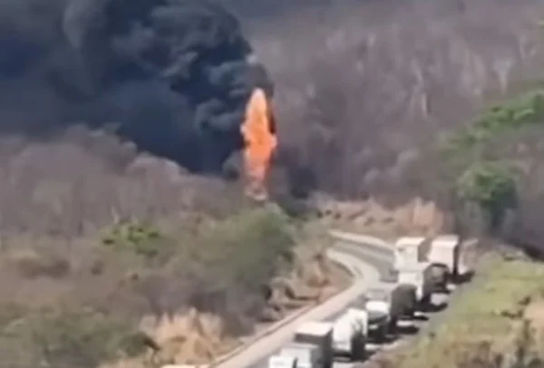Carreta pega fogo e explode no Vale do Jequitinhonha