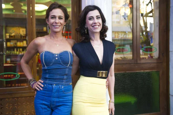 Na imagem com cor, foto de Fátima e Sueli em Tapas e Beijos - metrópoles