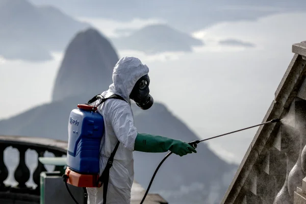No Brasil, mortes por Covid-19 têm terceira semana seguida de queda