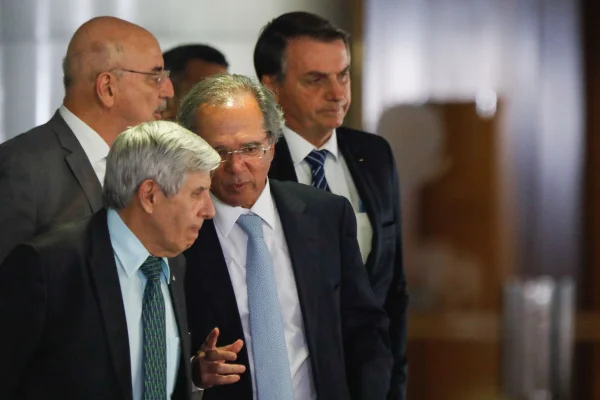 “Peraí! Não precisa pisar no nosso pé”, diz Guedes ao Congresso