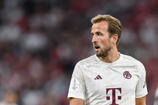 Imagem colorida de Harry Kane de perfil com camiseta branca -Metrópoles
