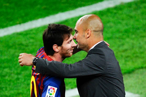 Messi e Guardiola se abraçam