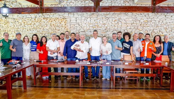 Presidente Lula e representantes de movimentos sociais - Metrópoles
