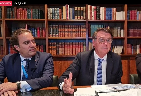 Após decidir prorrogar desoneração de folha, Bolsonaro faz live