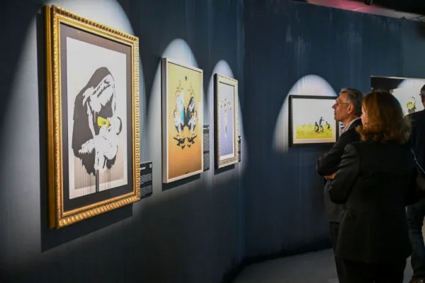 Imagem colorida de exposição de Bansky - Metrópoles