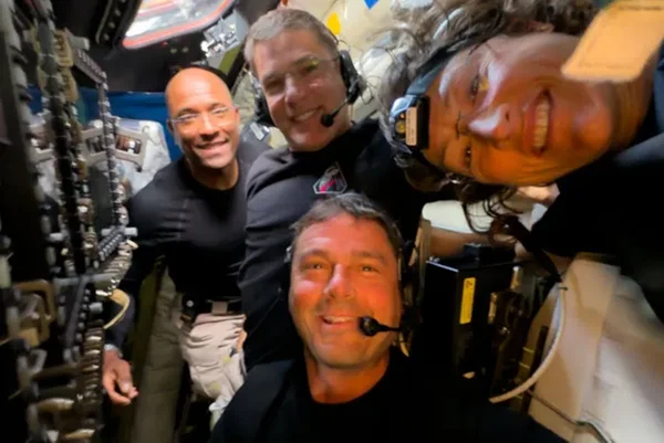Imagem colorida mostra astronautas no espaço - Metrópoles