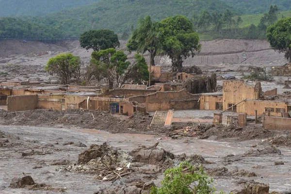 Começam obras em município devastado por vazamento da Samarco
