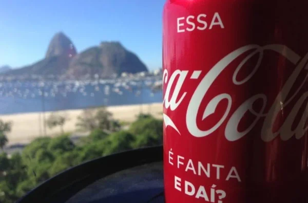 Coca-Cola celebra dia do orgulho LGBT com latas comemorativas