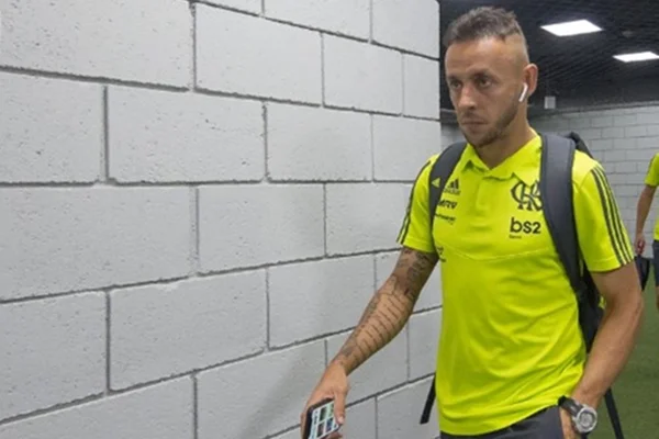 Exame mostra que Rafinha tem fratura na face e preocupa Flamengo