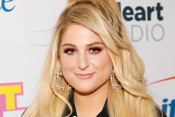 Meghan Trainor surge irreconhecível após emagrecer e choca fãs