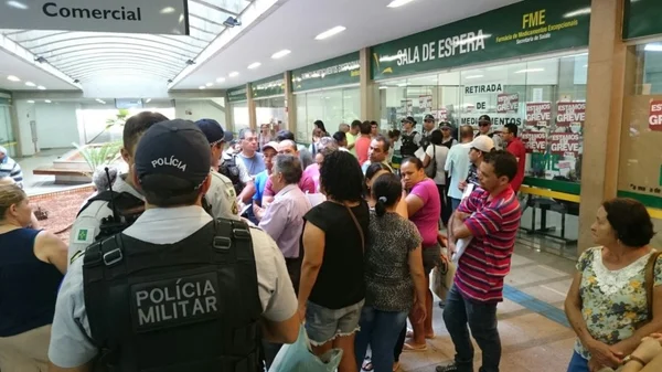 Confusão por causa de atendimento parcial na Farmácia de Alto Custo da 102 Sul. Assista vídeo