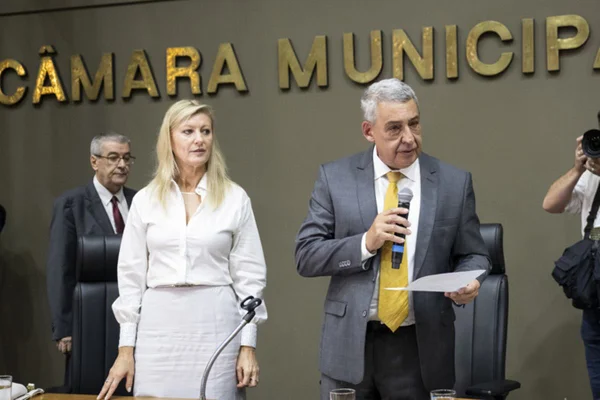 Foto colorida da cerimônia de posse do prefeito de Porto Alegre, Sebastião Melo, e da vice-prefeita, Betina Worm - Metrópoles