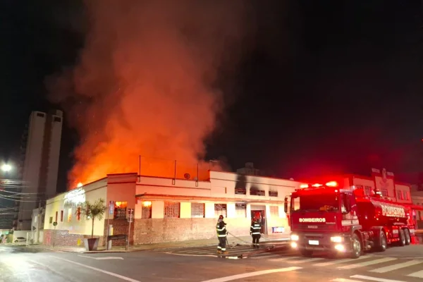 Imagem colorida de incêndio em Piracicaba
