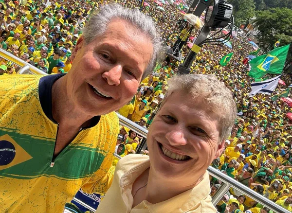 Marcel Van Hattem e Arthur Virgílio em ato na avenida Paulista