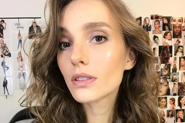 Irmã de Ana Hickmann radicaliza em corte de cabelo: “Liberdade”