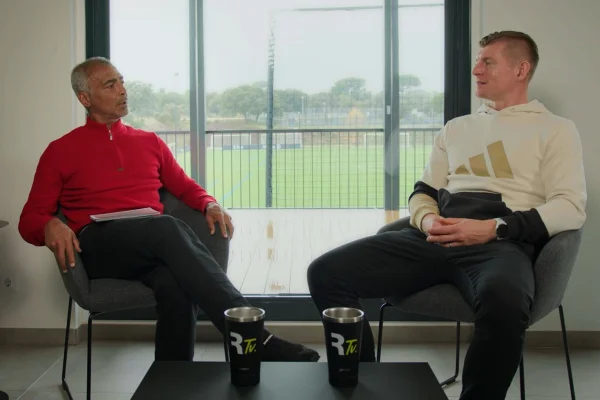 Foto colorida de Kroos com Romário - Metrópoles