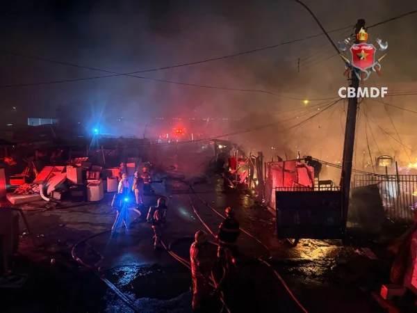 Incêndio atinge barracos no Recanto das Emas