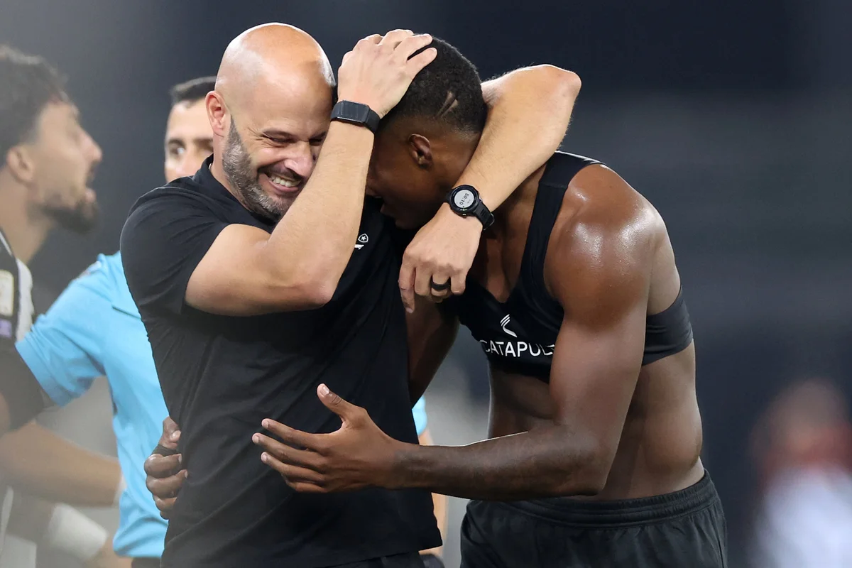 Franclim Carvalho comemora vitória do Botafogo com Kadir Franclim Carvalho comemora vitória do Botafogo com Kadir