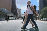 Pedestres caminham pela Avenida Paulista, em São Paulo