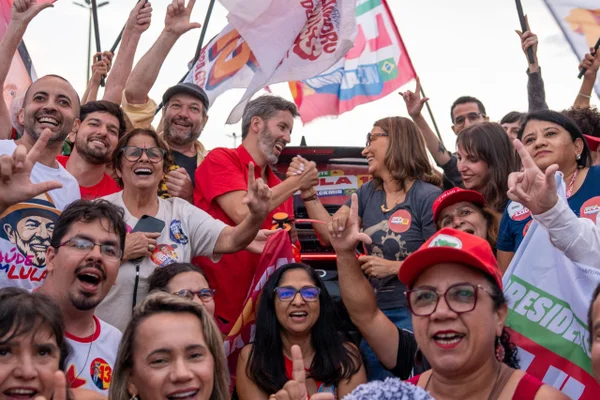 Janja e Leandro Grass participam de adesivaço no centro de Brasília