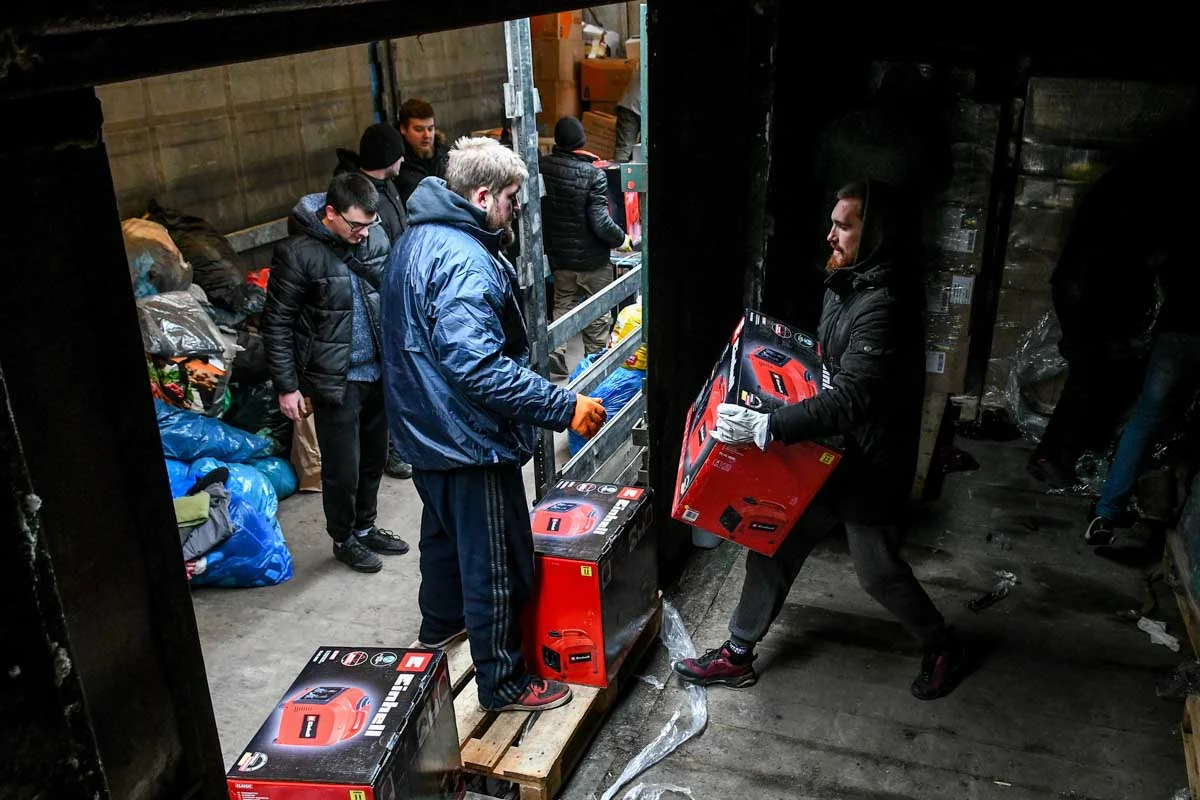 Voluntários e membros da equipe carregam pacotes de ajuda humanitária chegados de Lviv, em Zaporizhzhia, Ucrânia, em meio a ataques russos em 5 de março de 2022. Um trem transportando suprimentos de socorro da cidade de Lviv chegou a Zaporizhzhia. Os pacotes no trem, que consiste em 4 vagões de 15 toneladas cada, serão transportados para os armazéns da região e enviados para as cidades ucranianas necessitadas Voluntários e membros da equipe carregam pacotes de ajuda humanitária chegados de Lviv, em Zaporizhzhia, Ucrânia, em meio a ataques russos em 5 de março de 2022. Um trem transportando suprimentos de socorro da cidade de Lviv chegou a Zaporizhzhia. Os pacotes no trem, que consiste em 4 vagões de 15 toneladas cada, serão transportados para os armazéns da região e enviados para as cidades ucranianas necessitadas