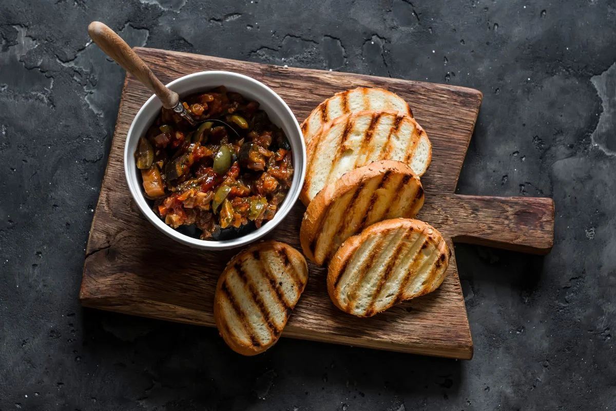 foto colorida prato caponata de casca de banana