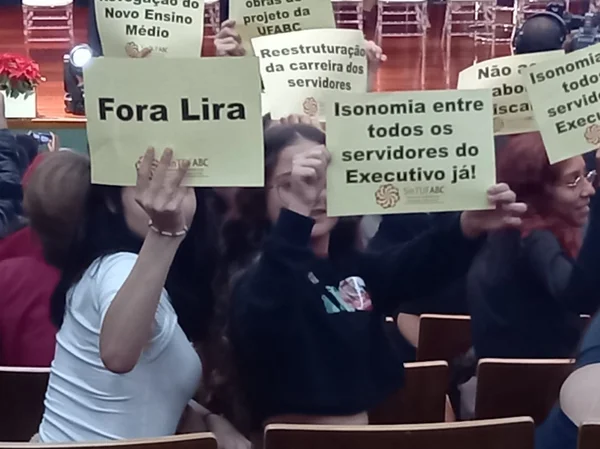 Em evento com Lula e Haddad, alunos protestam contra Lira e marco fiscal