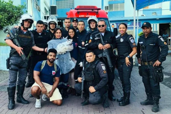 Polícia encontra mãe de bebê deixado embaixo de carro