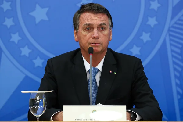 Bolsonaro defende que governadores baixem ICMS sobre o gás de cozinha