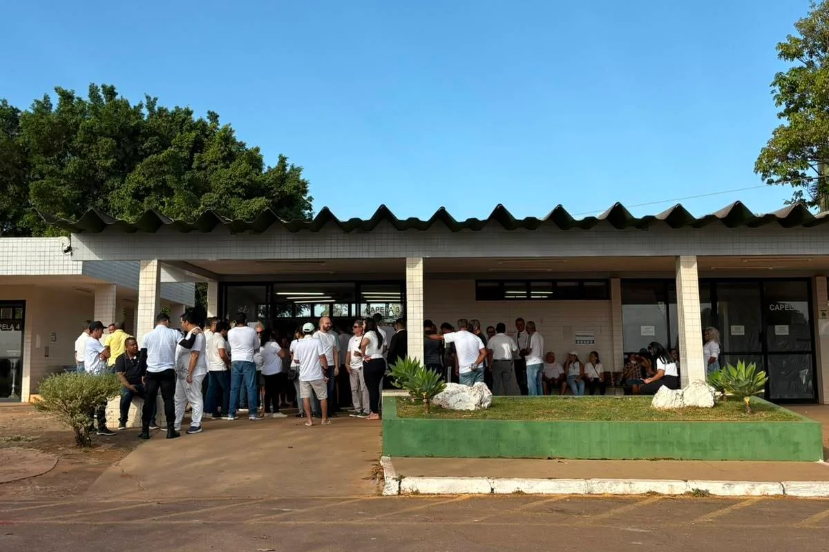Os presentes na homenagem vestiam blusas brancas Os presentes na homenagem vestiam blusas brancas