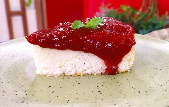 O chamado "falso cheesecake" com calda de goiabada e folha de hortelã em cima, num prato fosco - Metrópoles