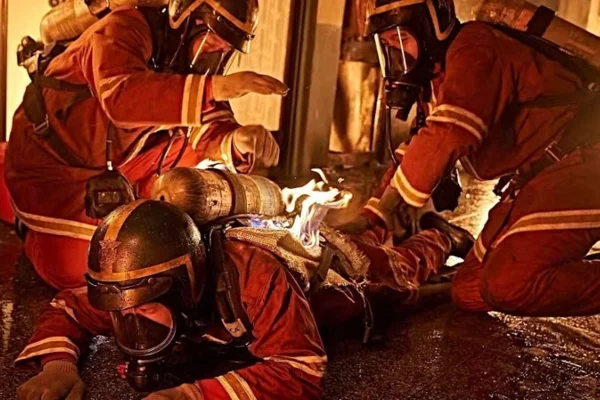 Imagem colorida do filme Os Bombeiros - Metrópoles