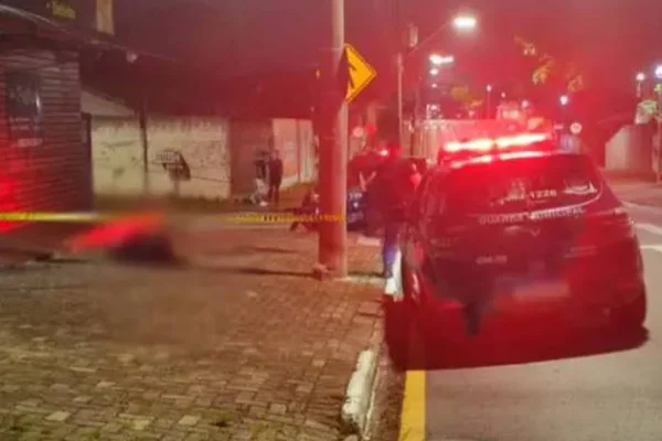 Moradores ouvem tiros e encontram jovem morto com tiros na cabeça