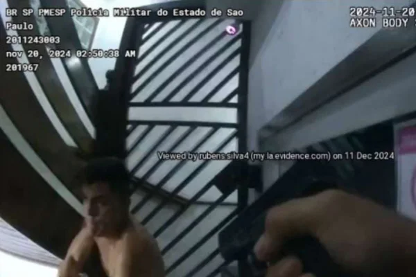 Estudante segura perna de policial