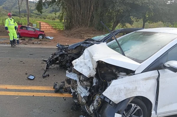 motorista morre em colisão de 3 carros no sul de minas