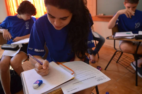 Escolas particulares estimam que até 12% dos alunos migrem para a rede pública
